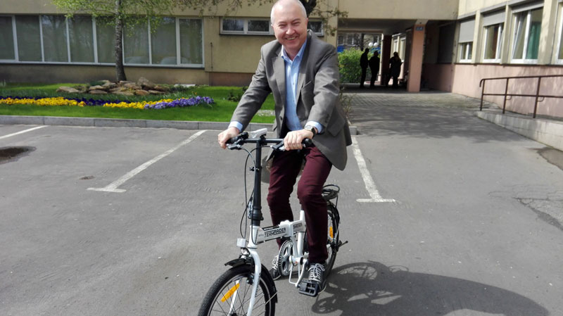 Pracownik KZGM na rowerze